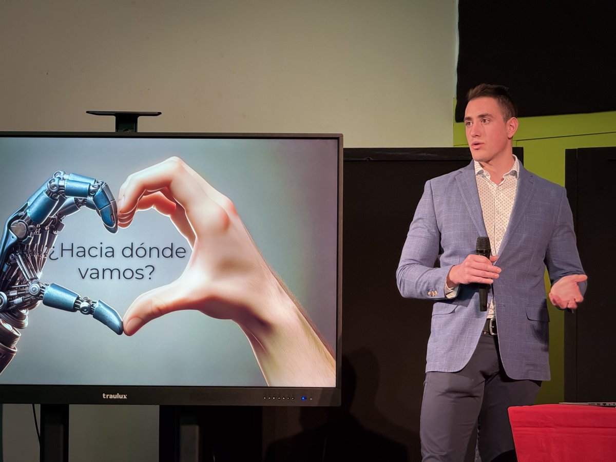 fcoperezgil's tweet photo. El pasado viernes asistí como ponente al evento INFOCALDERO XXIII, celebrado en Villena. Fue una gran experiencia el poder compartir conocimientos sobre el poder de la inteligencia artificial. 🧠💡

#INFOCALDERO #InteligenciaArtificial #IA #Tecnología #Innovación #fcoperezgil https://t.co/fCLW7h7dwL