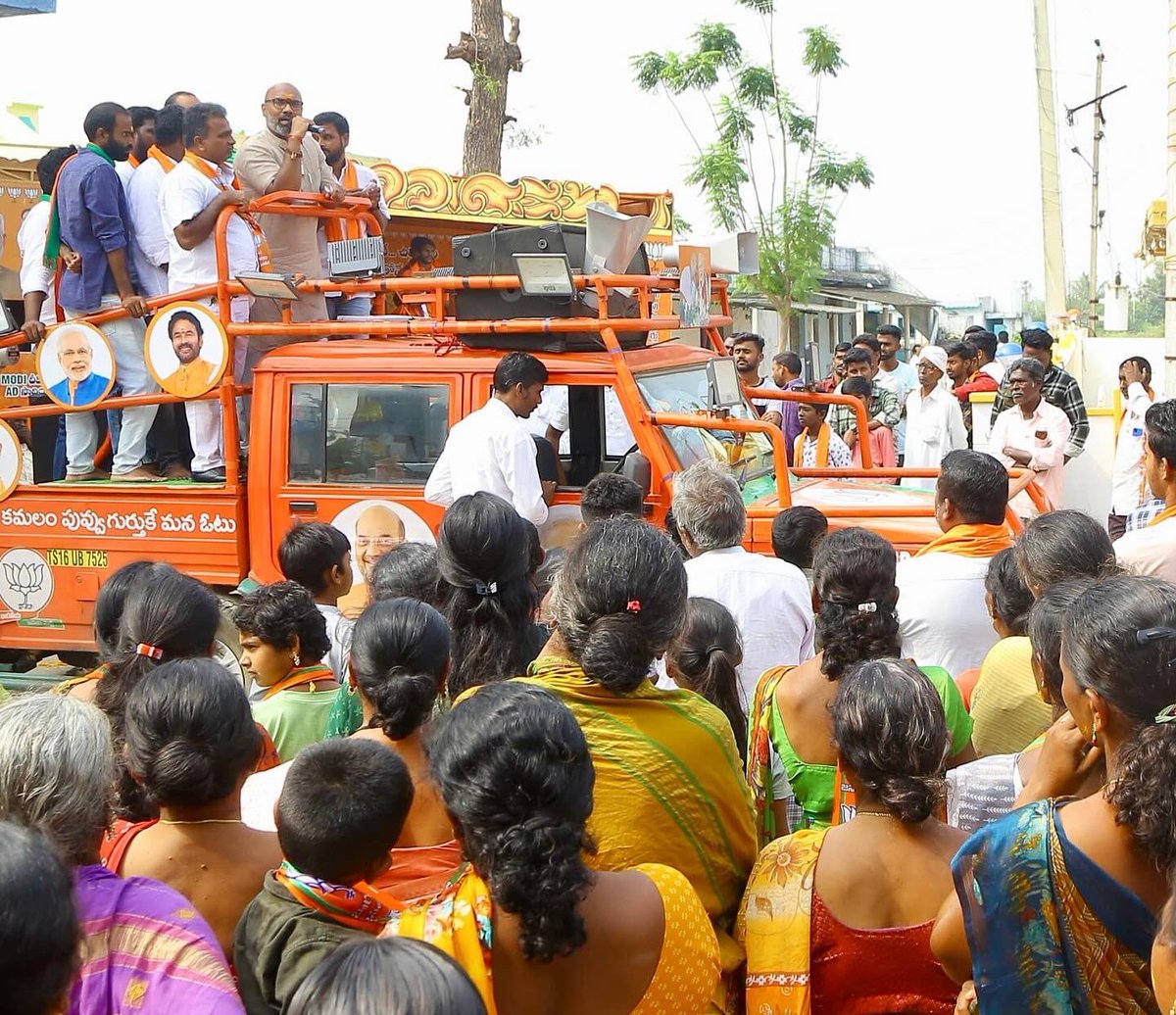 Arvindharmapuri's tweet photo. పెద్దాపూర్ — మెట్ పల్లి మండల్ 📍

Peddhapur —-Metpally మండల్ 📍

#nonoteforvote #nocommission #ZeroCorruption #ad4korutla #Modi4Bharat #BCsWithBJP #EwsReservation #Vote4BJP #BJPWithMadigas https://t.co/CcKWxziQU9