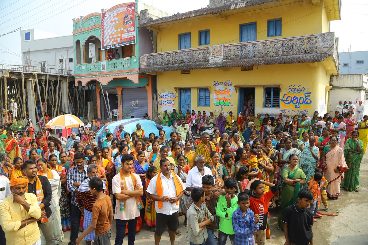 Arvindharmapuri's tweet photo. పెద్దాపూర్ — మెట్ పల్లి మండల్ 📍

Peddhapur —-Metpally మండల్ 📍

#nonoteforvote #nocommission #ZeroCorruption #ad4korutla #Modi4Bharat #BCsWithBJP #EwsReservation #Vote4BJP #BJPWithMadigas https://t.co/z5Qdyj1x8b