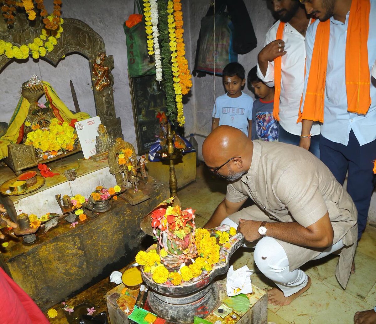 Arvindharmapuri's tweet photo. పెద్దాపూర్ — మెట్ పల్లి మండల్ 📍

Peddhapur —-Metpally మండల్ 📍

#nonoteforvote #nocommission #ZeroCorruption #ad4korutla #Modi4Bharat #BCsWithBJP #EwsReservation #Vote4BJP #BJPWithMadigas https://t.co/z5Qdyj1x8b