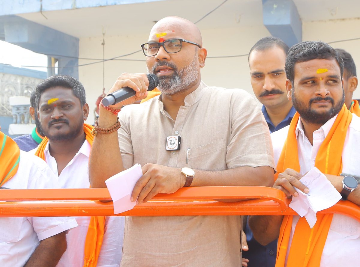 Arvindharmapuri's tweet photo. పెద్దాపూర్ — మెట్ పల్లి మండల్ 📍

Peddhapur —-Metpally మండల్ 📍

#nonoteforvote #nocommission #ZeroCorruption #ad4korutla #Modi4Bharat #BCsWithBJP #EwsReservation #Vote4BJP #BJPWithMadigas https://t.co/z5Qdyj1x8b