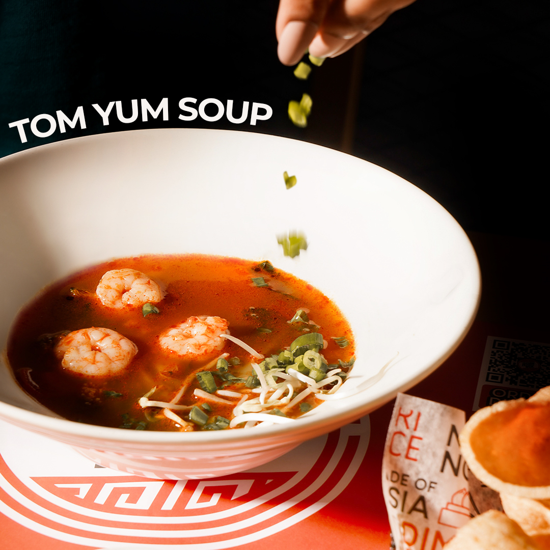 AsianWokUAE's tweet photo. A spicy Thai-style broth with tomatoes, lemongrass, galangal and coriander + protein of your choice 🥵

AKA Tom Yum soup 🥣

#Tomyum #Soup #Dubaieats #Dubaifood  #Shrimps https://t.co/4FhHznvAJU