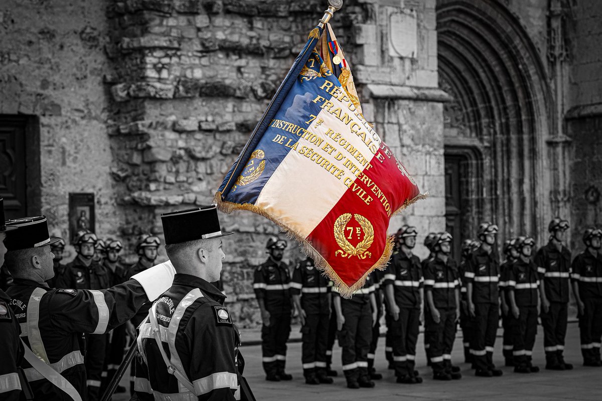 riisc_7's tweet photo. [ #mondaymotivation ] ⚫️🚒⚪️

Votre lundi semble un peu gris ? Laissez-nous ajouter une touche de couleur à ce début de semaine nuageux et froid ☁️ 🧊

#securitecivile #sapeurssauveteurs #servirpoursauver #UIISC #UIISC7 #uiisc1 #uiisc5 #intervention #armee https://t.co/3dPoWZVsQb
