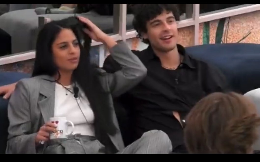 Lacry91901122's tweet photo. Che carini😍😍❤
Peccato Perla Peccato potevi fare un #gf meraviglioso e invece......🤐
#perlitto #vitterla #grandefratello https://t.co/d8uoYX2zkm