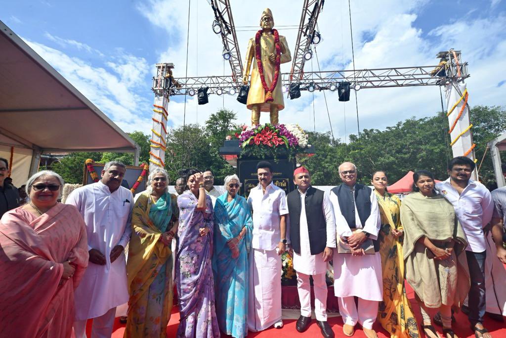 yadavakhilesh's tweet photo. सामाजिक न्याय के प्रवर्तक पूर्व प्रधानमंत्री स्व. श्री विश्वनाथ प्रताप सिंह जी की मूर्ति के अनावरण के अवसर पर चेन्नई में। https://t.co/VUjp8INwQP