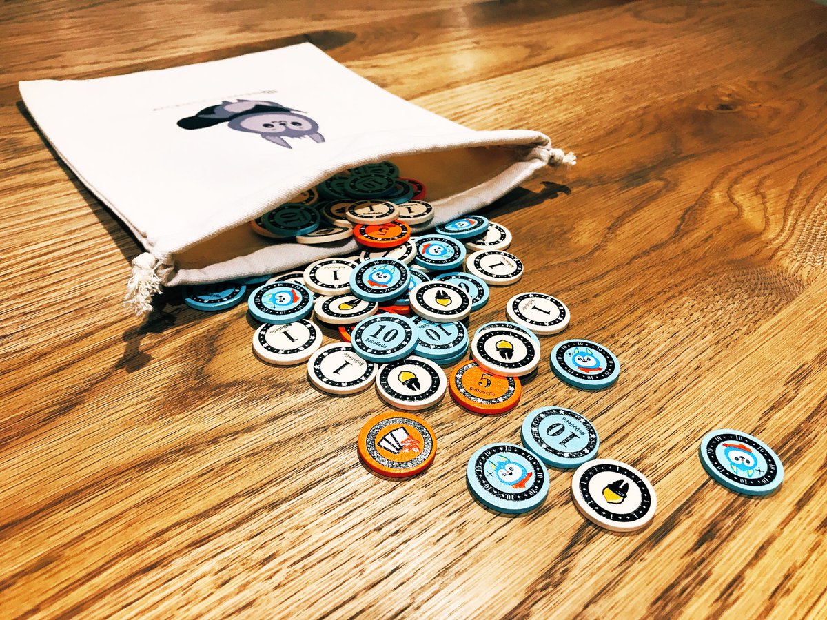 十華祭作品紹介 その65】 すたぴチップコイン #十華祭３ #ゲムマ2023秋 #ゲームマーケット2023秋 すたぴ印の便利なチップコインで、7人まで使うことができます。  表裏が違うので、裏はマイナス点、10倍として扱ったりと幅広く使えます。 (製作:すたぴの森)