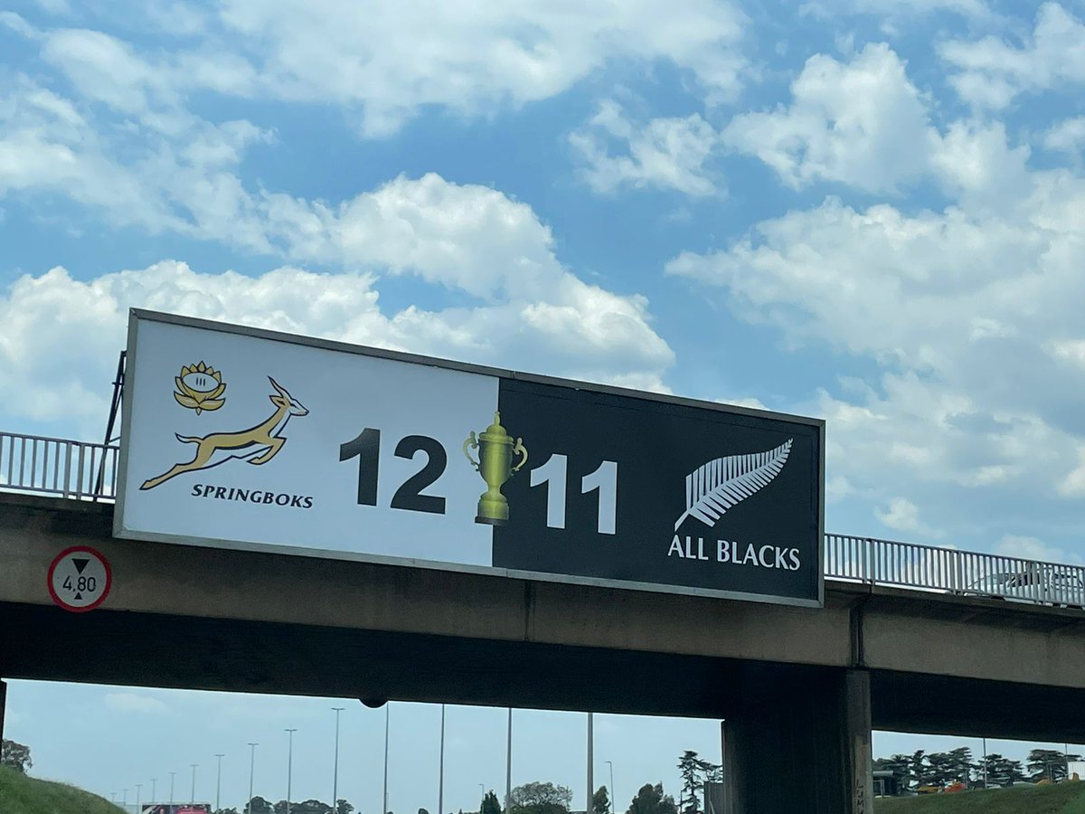 📸🙌 Spotted on the R21 between OR Tambo and Pretoria.

Someone paid for a billboard showing the 2023 RWC final score. No branding. No company name. 

Whoever did this deserves the "South African of the Year Award"