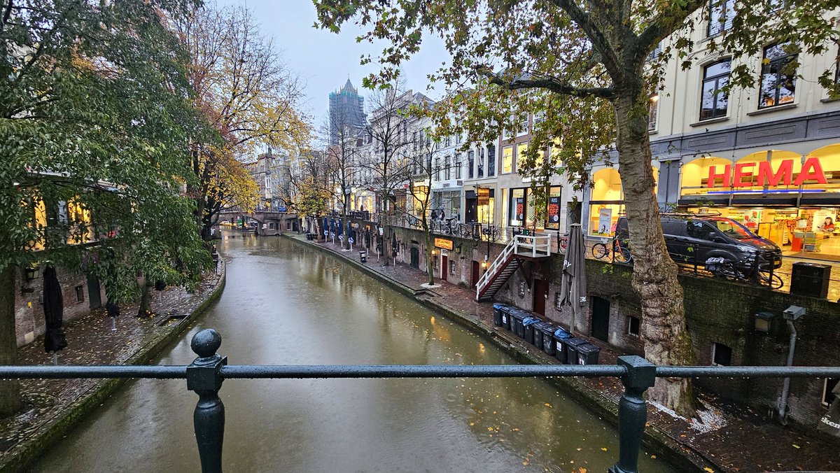EricRoeske's tweet photo. It's raining men, hallelujah #Utrecht #BlueMonday 🌧 #GreyMonday 🌨 #WhiteMonday ❄️❓️ https://t.co/jO77kyFc5Z