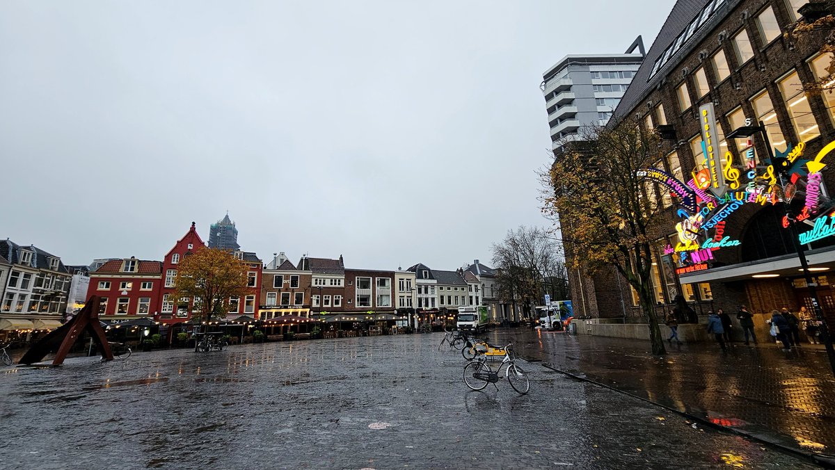 EricRoeske's tweet photo. It's raining men, hallelujah #Utrecht #BlueMonday 🌧 #GreyMonday 🌨 #WhiteMonday ❄️❓️ https://t.co/jO77kyFc5Z