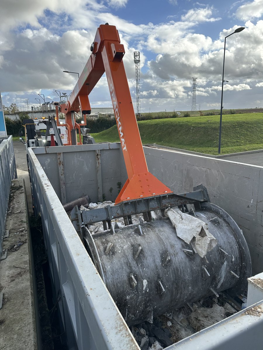 ourrysas's tweet photo. [🧰 PACKMAT OURRY]

Ourry s’est équipé, en Seine-et-Marne, d’un nouveau compacteur PACKMAT, qui nous permet de tasser tout type de déchets dans nos bennes ouvertes générant un gain de place précieux pour le transport de nos déchets vers les lieux d’exutoire. https://t.co/FBXKgFT8di