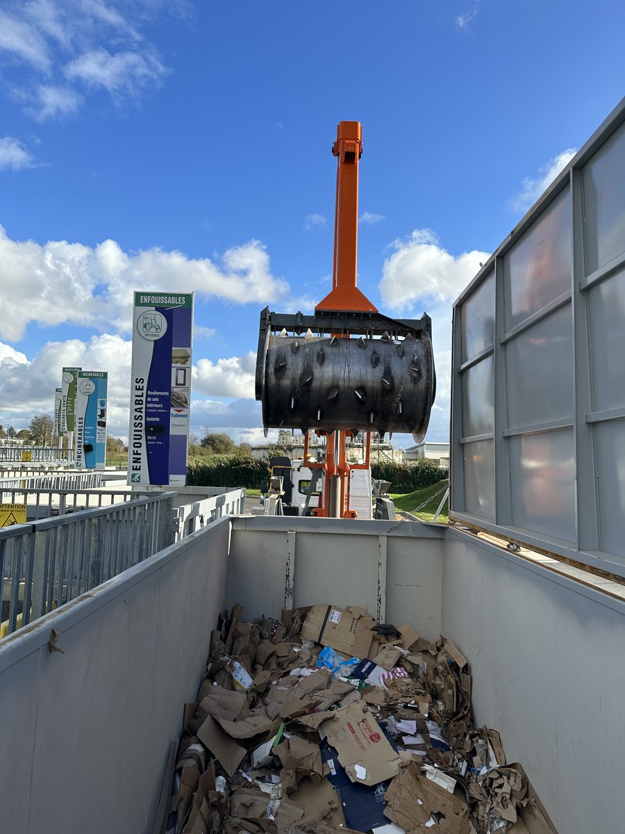 ourrysas's tweet photo. [🧰 PACKMAT OURRY]

Ourry s’est équipé, en Seine-et-Marne, d’un nouveau compacteur PACKMAT, qui nous permet de tasser tout type de déchets dans nos bennes ouvertes générant un gain de place précieux pour le transport de nos déchets vers les lieux d’exutoire. https://t.co/FBXKgFT8di