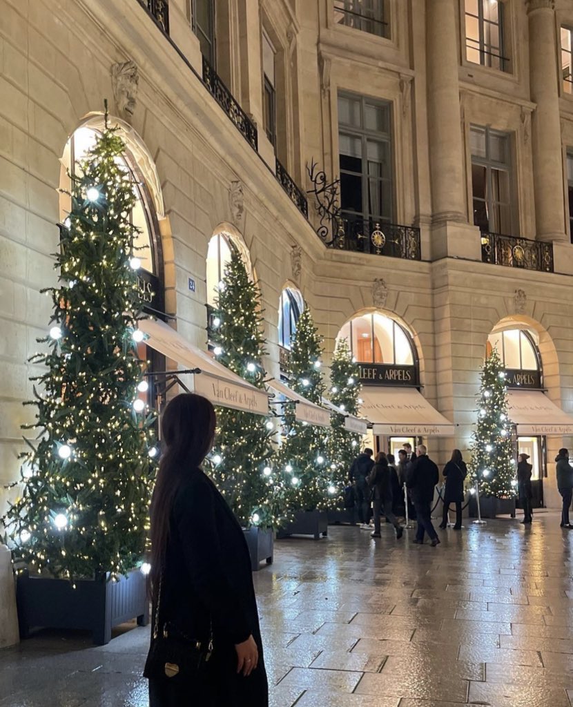 diorballerina's tweet photo. Christmas vibes in Paris https://t.co/BoZLYgC5dx