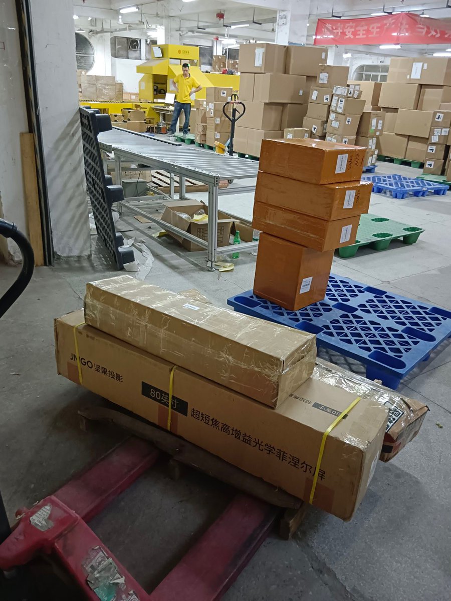 Zemer_Dom's tweet photo. 在国外的宝子们，每周一快递到当地国的仓库，没有限量，0.1kg 都能快递啦🌚🌚不怕用不上国内的东西啦🤩🤩🤩 https://t.co/WJK244jaEg