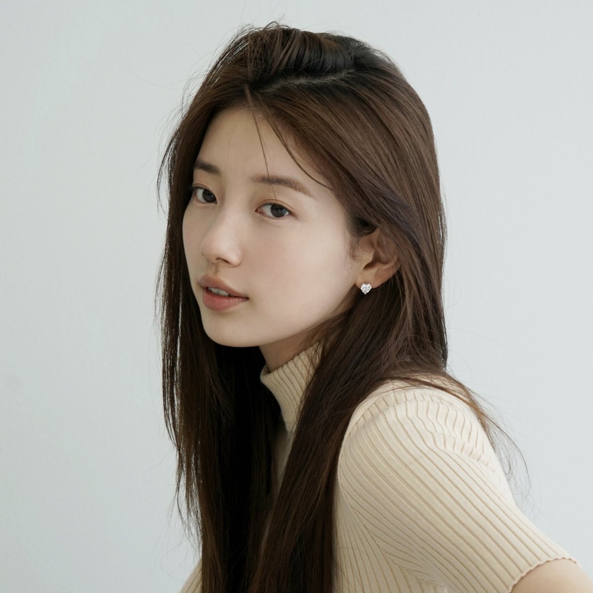 seori_ri_ri's tweet photo. 후 정말...
내가 환장하는 수지 분위기가
이거 거던요....
화보보다 직찍이 더 좋아..🫠 https://t.co/19u0JaL4Iu