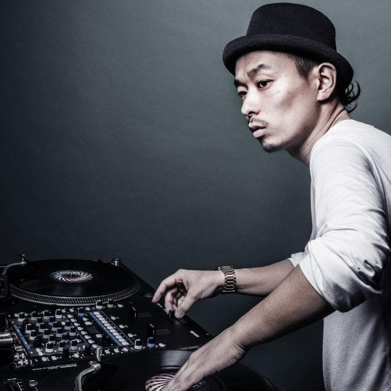 EnterShibuya's tweet photo. 【全ラインナップ発表 | 12月1日 (金) Golden Factory -ENTER 1st Anniversary Special-】
DJ Kentaroの新たなGolden Series「GOLDEN FACTORY」。今回はENTERの１周年スペシャルとして、DJ SHOTA × DJ SANTA MONICA (MAN WITH A MISSION)のDJスクラッチライヴが登場する。
https://t.co/sHaYL9d7pG https://t.co/ZaHGJN1FCl