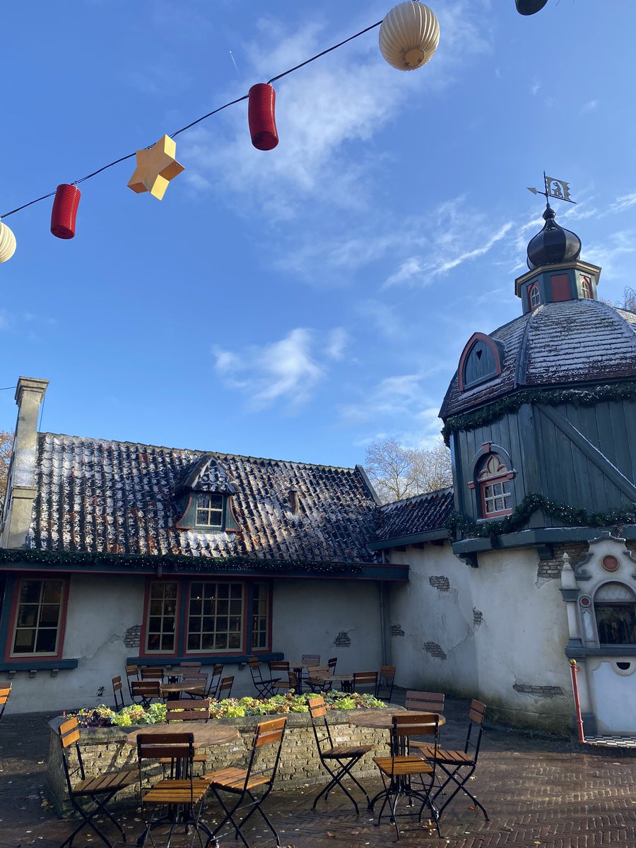 Vrijdag was ik weer in de Efteling! 🍄 Het was PRACHTIG 🤩 
Het Anton Pieck Plein lag er weer zo prachtig bij, het is en blijft mijn favoriete plein ⭐️❄️

#Efteling #Wereldvolwonderen #winterefteling #efteling #Themepark #Efteltwinkel ✨