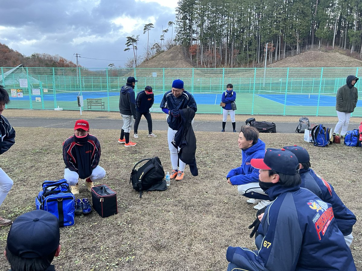 Kazuyaaa05's tweet photo. 11/25-26の2日間、今年も関東で活躍されている社会人の方々にお越しいただき、東北地区大学軟式野球連盟の学生達と交流して頂きました。寒い中、沢山のプレーで魅せて頂き、質問にも丁寧に答えて頂きました。
@gin127_ 
毎年ありがとうございます。私の野球人生でもかけがえのない出会いとなりました。 https://t.co/bWNoz24Q33