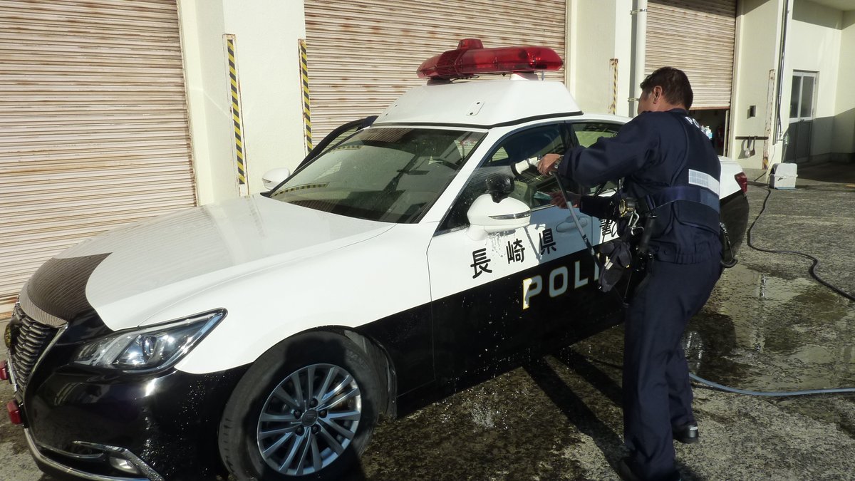早岐署】 #パトカー はいつもピカピカ！ それは警察官が毎日洗車をして