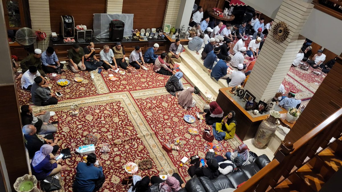 msaid_didu's tweet photo. Terima kasih sudah berkenan berkumpul di kediaman untuk menyatukan semangat perjuangan.
Semoga perjuangan kita selalu mendapatkan bimbingan dari Allah.
AMIN https://t.co/pRWa3Cmg21
