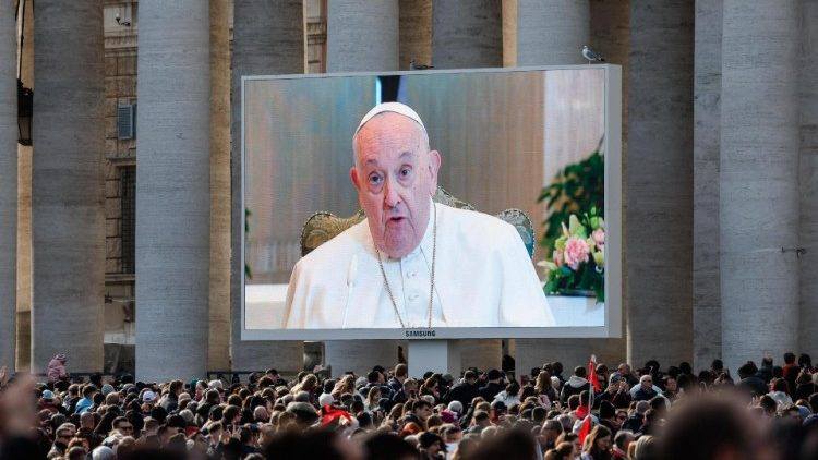 Pope encourages youth to be ‘joyful protagonists’ in the Church Following the recitation of the Angelus on Sunday, Pope Francis prays for the Ukrainians, who yesterday observed the memorial of the Holodomor, and thanks God for the truce between Israel and Palestine.