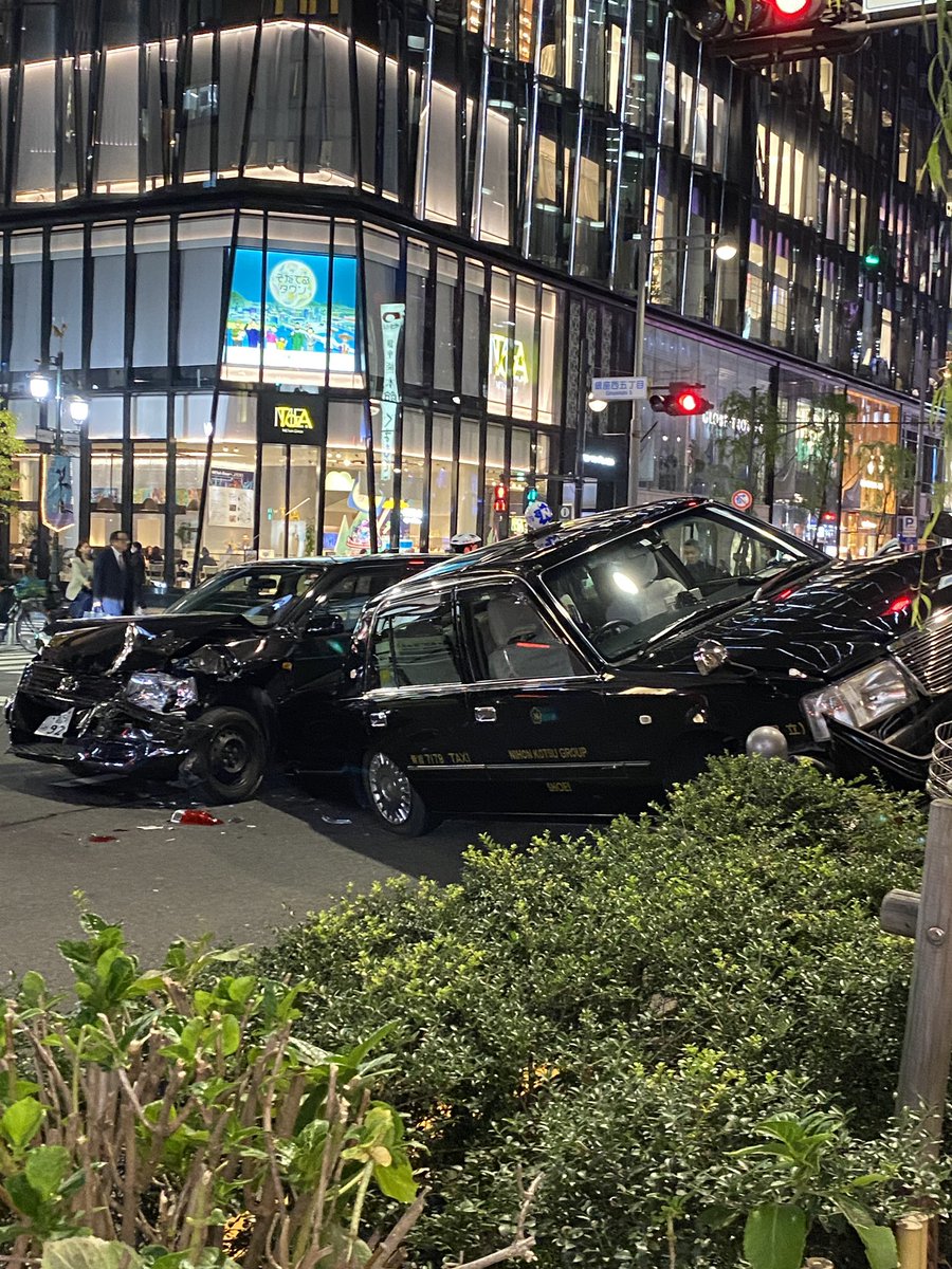 narikigreenline's tweet photo. 東急プラザ銀座店の前の
銀座西五丁目交差点で自動車おタクシーが事故
死亡は無いようだけど
これから混むから大変だな https://t.co/AdJxlYFHV6