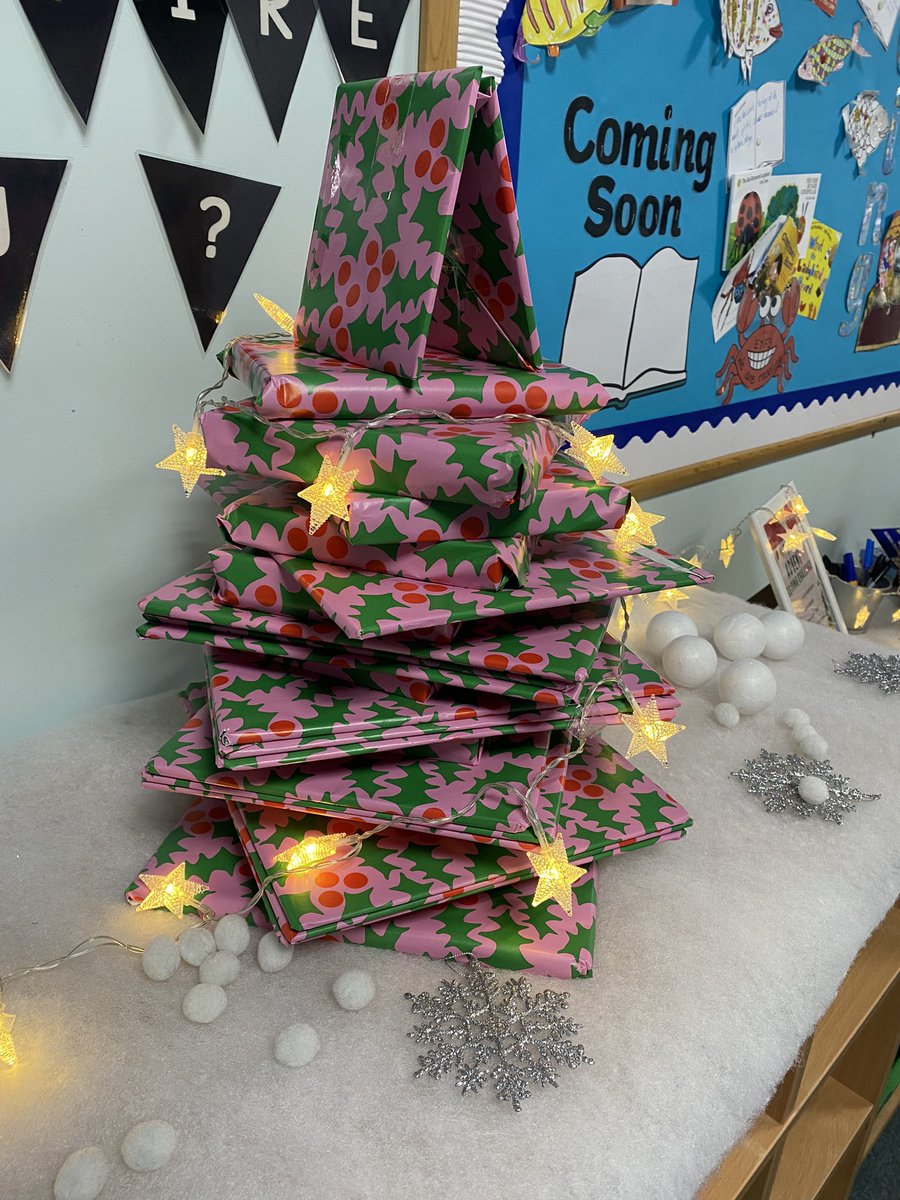 MetheringhamP's tweet photo. A festive, advent reading challenge has started in school. Let’s get reading! 📚 @WSHEnglishHub #adventbooktree https://t.co/Hxz3Od6EbA