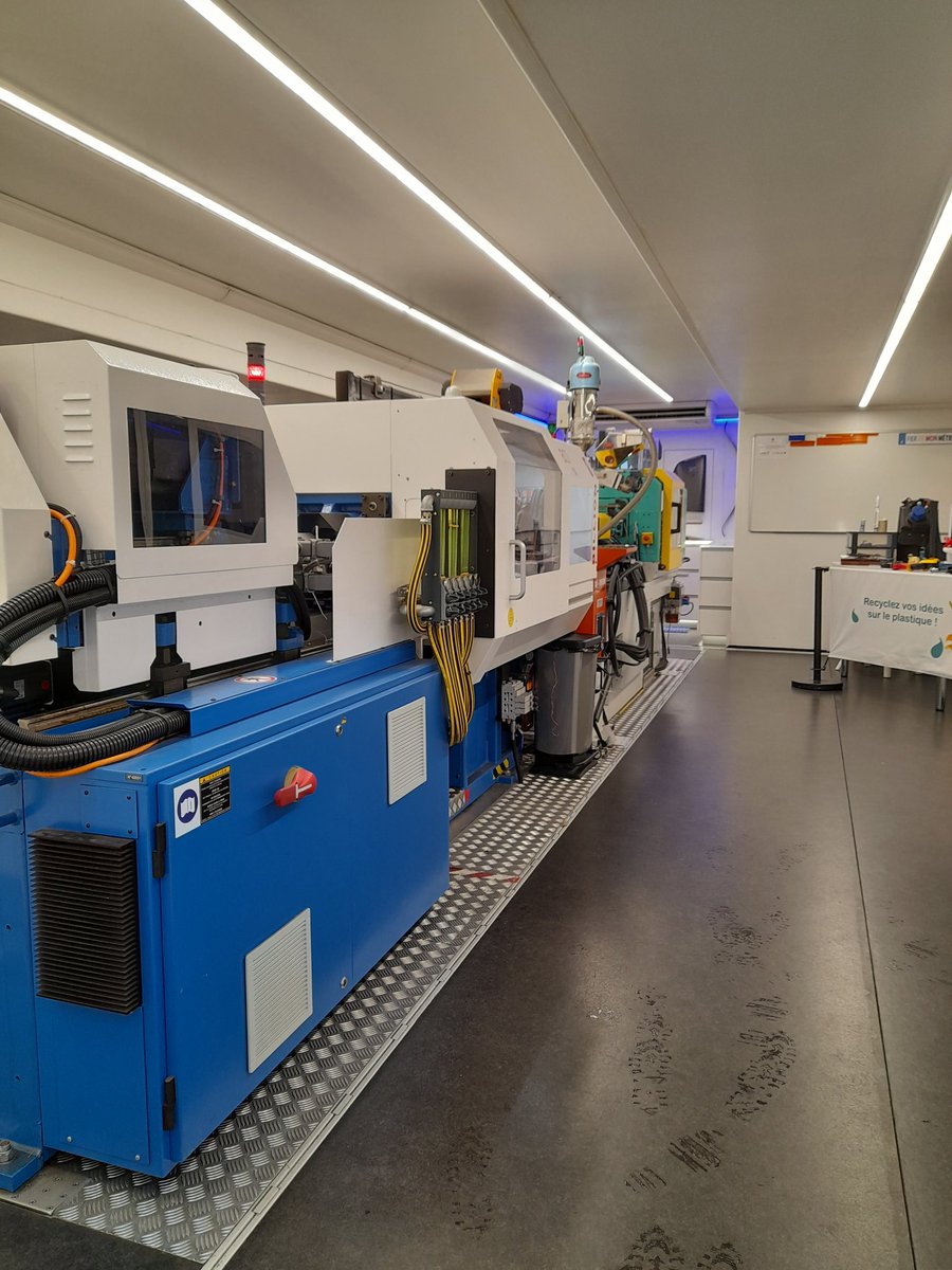 [#SEDI2023]🏭12ème édition de la semaine de l'#industrie ! Les agences du bassin d’#emploi de #Dax et le #Greta CFA Aquitaine organisent le forum « Avec l'industrie, fabrique ton avenir » à #Narrosse. Le camion Lab'mobile PUXI est déjà présent pour faire découvrir la plasturgie