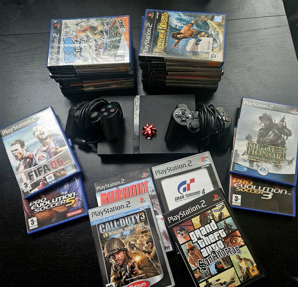 3615Bibop's tweet photo. 🚨 CONCOURS

🎮 BI-BOP VOUS FAIT GAGNER UNE PLAYSTATION 2, 2 MANETTES ET 30 JEUX !!!

👉 Pour participer : RT ce tweet et mentionne 2 ami(e)s sous ce post !

🎲 Tirage au sort ce vendredi 1er décembre ! https://t.co/ud2yZipNNn