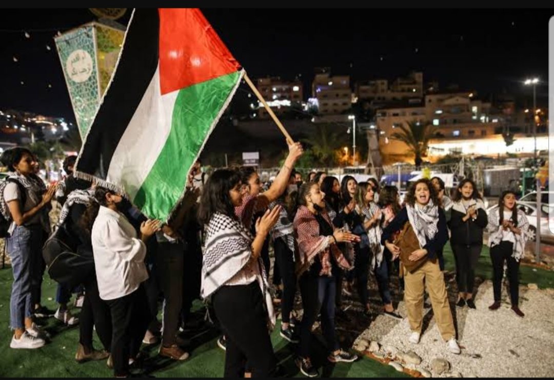 EmileHudso77458's tweet image. A second batch of 39 Palestinians held in Israeli prison have been released as part of an agreement between the Israeli government and the group of Hamas. Hundreds of people greeted the International Red Cross group bus carrying the Palestinians.