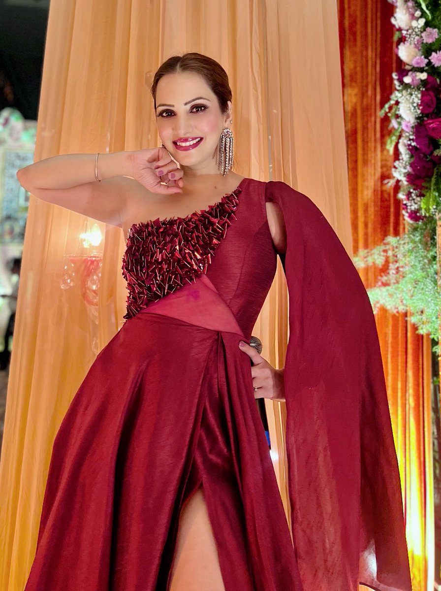 AnchorPiya's tweet photo. Destination Wedding Day 1 Second Event #anchorpiya #anchorpiyasharma🎤 #weddingtheme #khubanitheme #sufinight #with #fabulous #singer @officialaltamashfaridi @asiffaridi_official #weddingplanner @emeraldevents_nidhipoddar #myoutfit @ashfaqueahmaddesignstudio #location @JWKolkata https://t.co/ai3UKrSWJ9