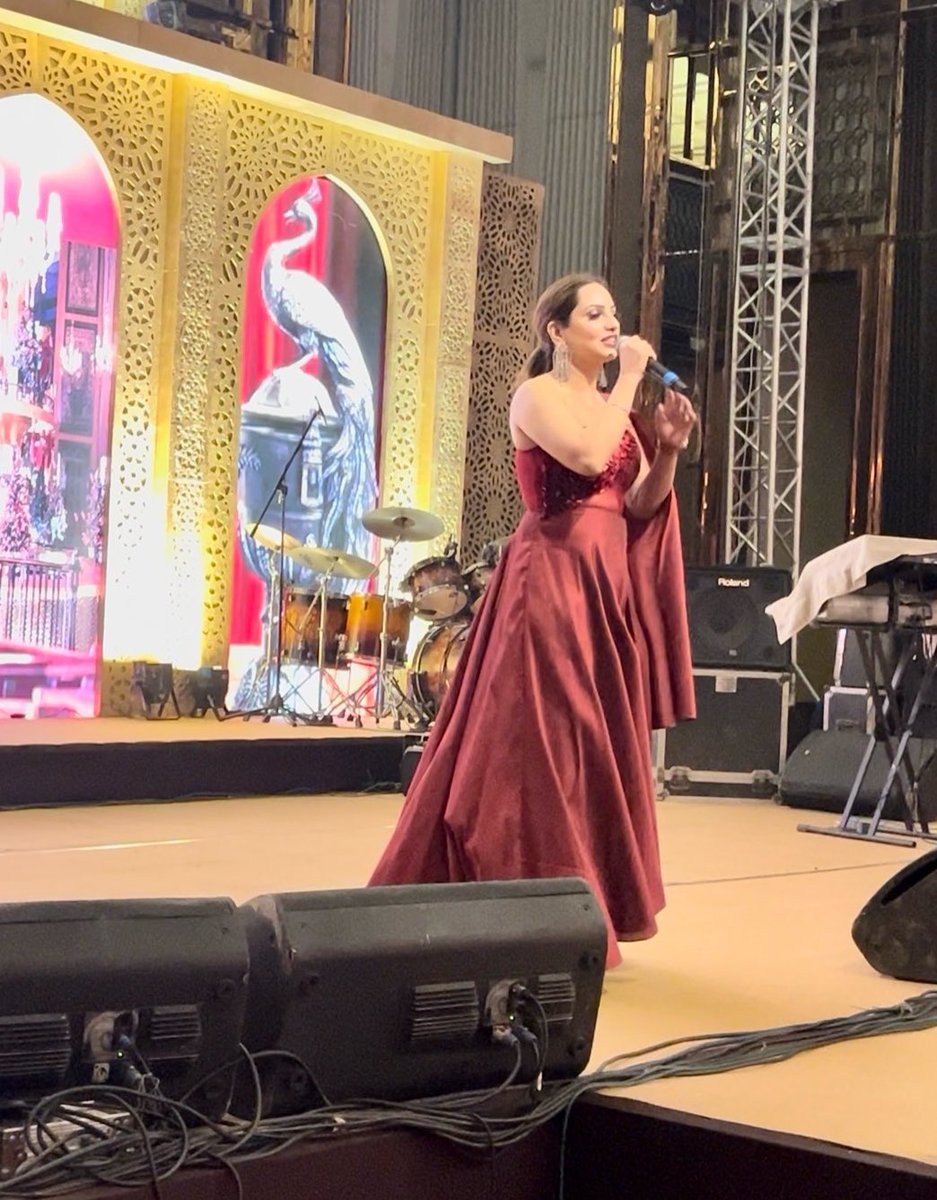 AnchorPiya's tweet photo. Destination Wedding Day 1 Second Event #anchorpiya #anchorpiyasharma🎤 #weddingtheme #khubanitheme #sufinight #with #fabulous #singer @officialaltamashfaridi @asiffaridi_official #weddingplanner @emeraldevents_nidhipoddar #myoutfit @ashfaqueahmaddesignstudio #location @JWKolkata https://t.co/ai3UKrSWJ9