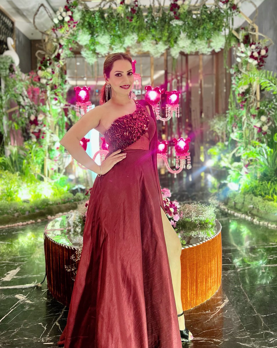 AnchorPiya's tweet photo. Destination Wedding Day 1 Second Event #anchorpiya #anchorpiyasharma🎤 #weddingtheme #khubanitheme #sufinight #with #fabulous #singer @officialaltamashfaridi @asiffaridi_official #weddingplanner @emeraldevents_nidhipoddar #myoutfit @ashfaqueahmaddesignstudio #location @JWKolkata https://t.co/ai3UKrSWJ9