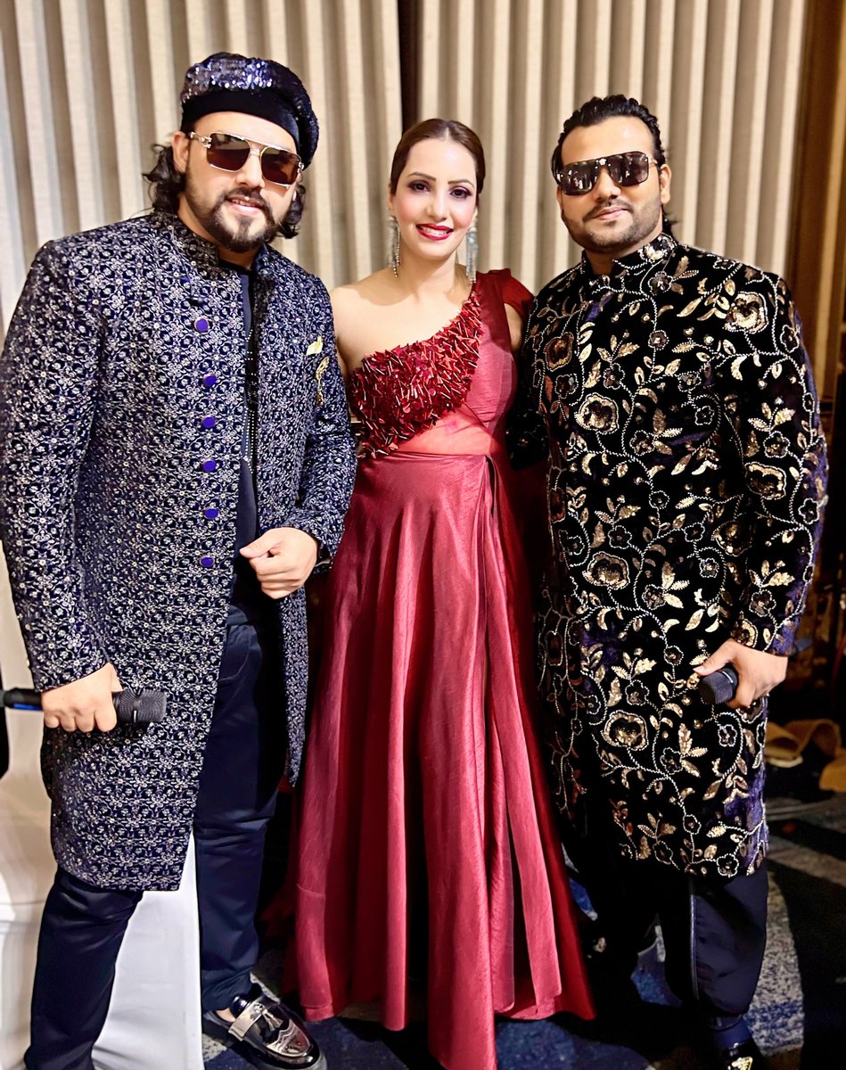 AnchorPiya's tweet photo. Destination Wedding Day 1 Second Event #anchorpiya #anchorpiyasharma🎤 #weddingtheme #khubanitheme #sufinight #with #fabulous #singer @officialaltamashfaridi @asiffaridi_official #weddingplanner @emeraldevents_nidhipoddar #myoutfit @ashfaqueahmaddesignstudio #location @JWKolkata https://t.co/ai3UKrSWJ9