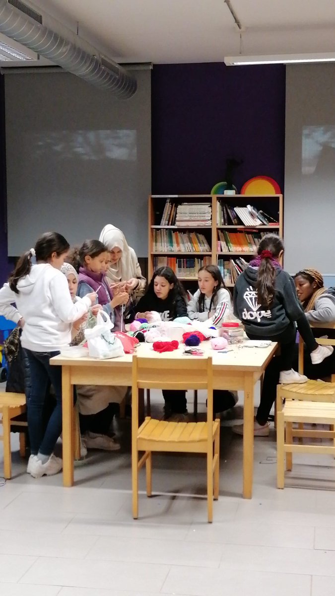 vic_cooperacio's tweet photo. La tasca educativa de la #BibliotecadelMontseny i @aj_vic es percep des d'una perspectiva comunitària, per això és tan important la implicació de les famílies que participen regularment al procés educatiu dels infants del barri.
#educaciotransformadora #educacio360º https://t.co/pbtCulLmat