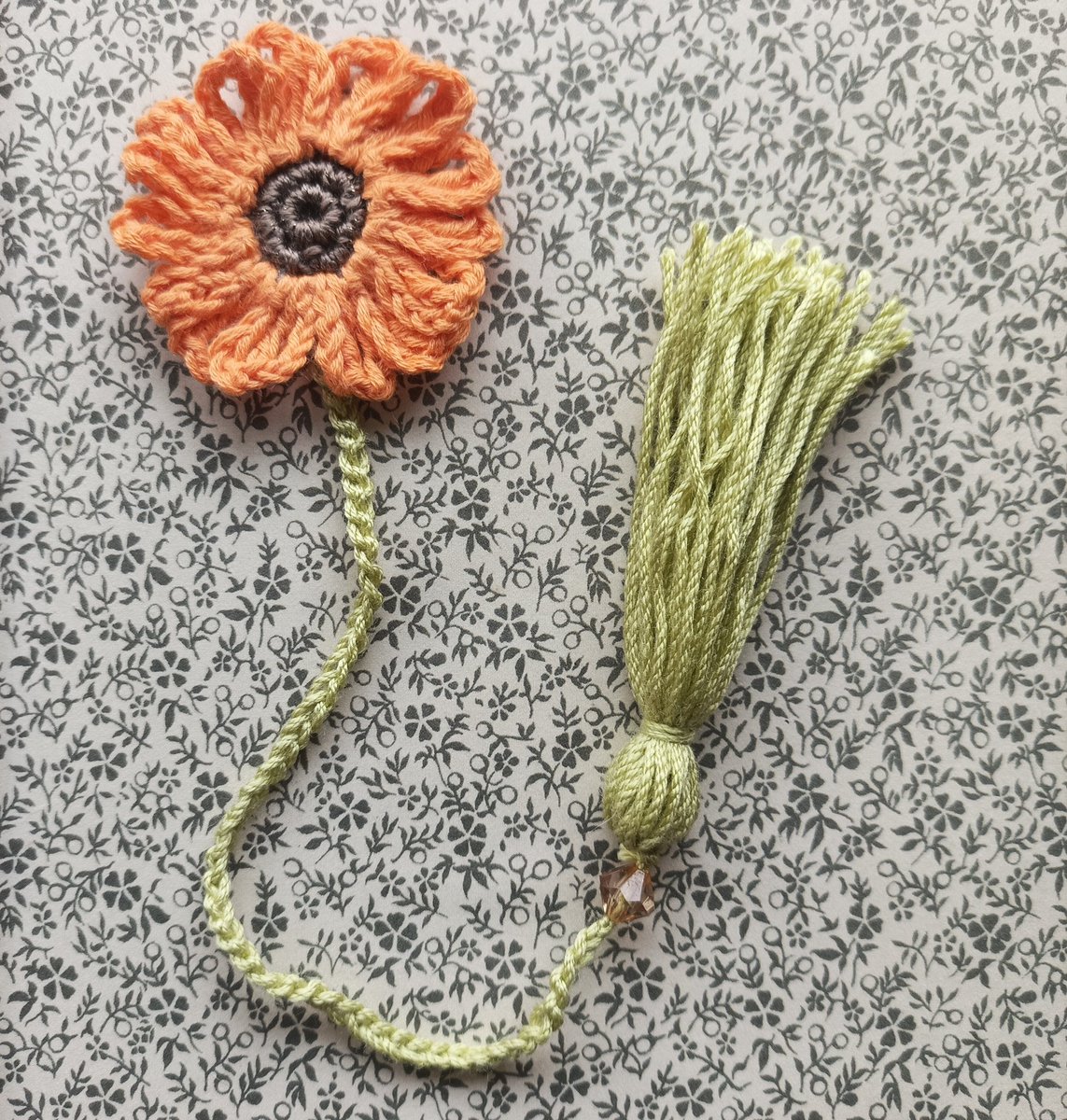 lkc_lara's tweet photo. Marcapáginas floral hecho a mano. 
2'50€ (+gastos de envío) 
Un bonito regalo para los amantes de los libros. Color personalizable, escríbeme para consultar disponibilidad de colores. https://t.co/5TzherzU5o