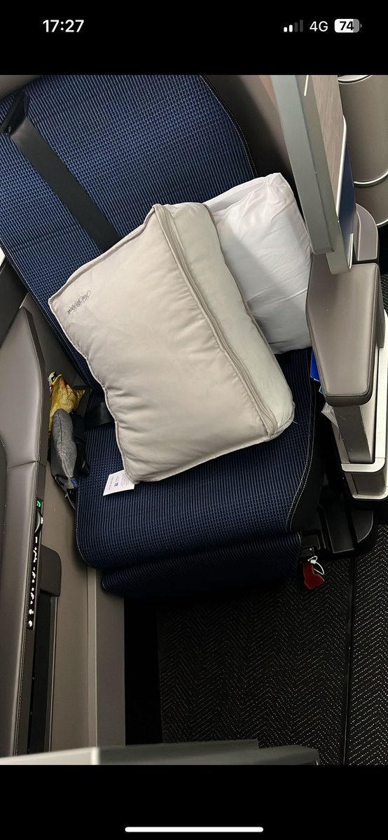 savio_dsouz's tweet photo. If you are flying first time on @UnitedAirlines and expecting your BUSINESS class seat to be comfortable for a 10 hour flight, you are in for a shock. 

It’s an expensive BUS seat @UnitedAirlines. https://t.co/RrY8bCVfTW