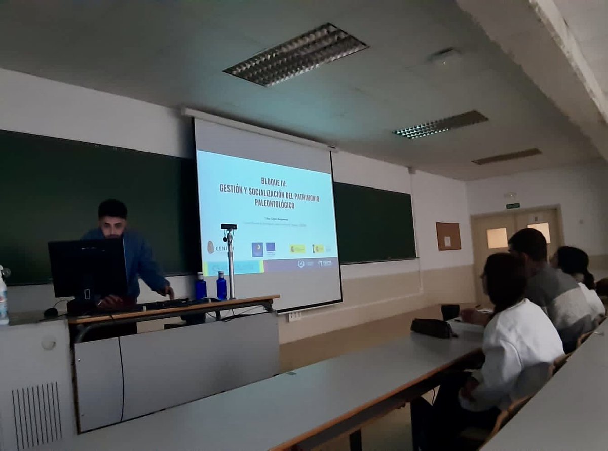 cesarlpz_'s tweet photo. Genial experiencia la de este fin de semana participando en los cursos de otoño de @fguma, hablando sobre la gestión y socialización de nuestro patrimonio arqueo-paleonotlógico!! Gracias @ICampanna por contar conmigo 🫶🏻 https://t.co/lwZbhn70Ac