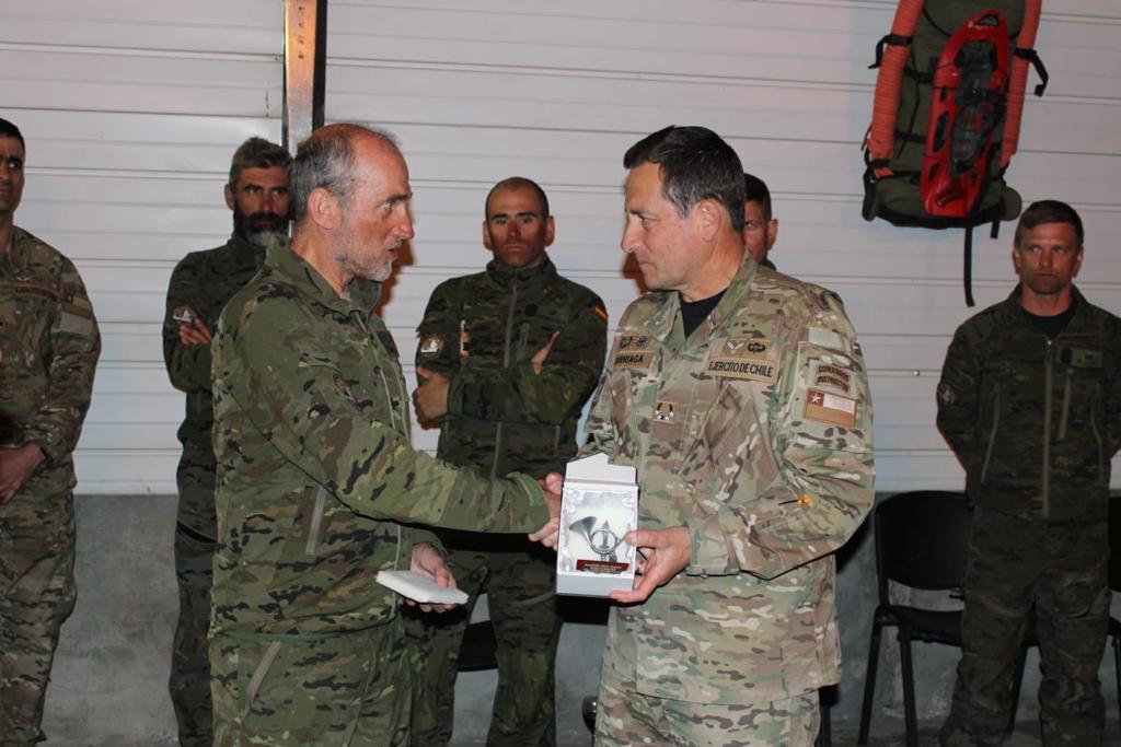 MADOC (@madoc_et) on Twitter photo Tras finalizar con éxito la ascensión al Monte San Lorenzo, el general de ejército de <a href="/Ejercito_Chile/">Ejército de Chile</a>🇨🇱, Javier Iturriaga del Campo, felicita al #GMAM por este importante hito, recibiendo el agradecimiento del #EjércitodeTierra🇪🇸 por el apoyo y colaboración.
#2023PatagoniaSur Tras finalizar con éxito la ascensión al Monte San Lorenzo, el general de ejército de <a href="/Ejercito_Chile/">Ejército de Chile</a>🇨🇱, Javier Iturriaga del Campo, felicita al #GMAM por este importante hito, recibiendo el agradecimiento del #EjércitodeTierra🇪🇸 por el apoyo y colaboración.
#2023PatagoniaSur