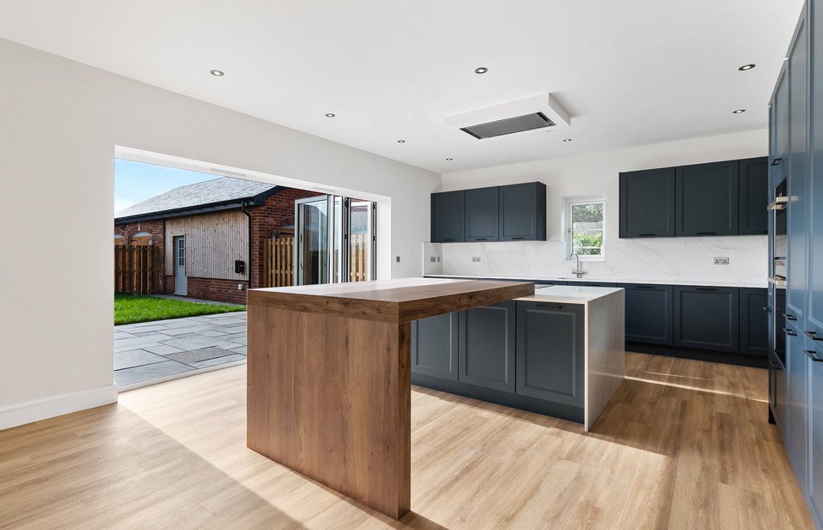 HDL_Trade's tweet photo. Tired of seeing the same old boring kitchen in new builds? 🥱

Our HDL kitchens team is committed to designing and installing bespoke kitchens that will boost your sales and leave a memorable impression on new home owners. ❤️👏 https://t.co/cqsS1DHbh2