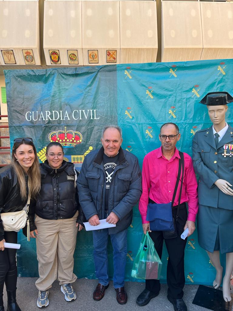 El pasado martes, estuvimos usuarios y técnicos del Timón, en la comandancia de la Guardia Civil de Almería asistiendo a las jornadas de puertas abiertas para salud mental y discapacidad. Los usuarios han atendido a las indicaciones de los guardias colaborando y participando.