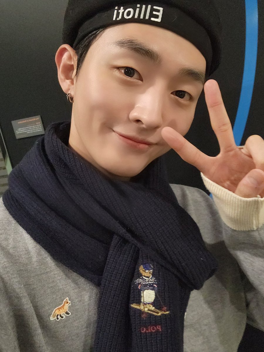Official_YJS_'s tweet photo. [#오늘의윤잘생]

오늘도 함께해 주신 밥알 모두 고마워요💕
이번 주도 지성이와 함께 힘차게 지내보아요˙ᵕ˙👍

#윤지성 #YoonJisung https://t.co/iUOsCJloEx