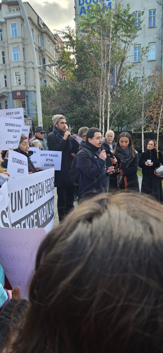 Rantsal dönüşüm yasasına karşı Beyoğlu Belediyesi'nin önünde buluştuk.

RANTA KARŞI OMUZ OMUZA!

<a href="/BeyogluKntSvnms/">BeyoğluKentSavunması</a>