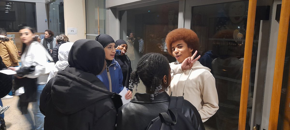 CollegeJV's tweet photo. Remise des diplômes vendredi soir. Un excellent moment avec les anciens élèves. Bonne continuation à ces jeunes lycéens. https://t.co/kw53IWhHSg