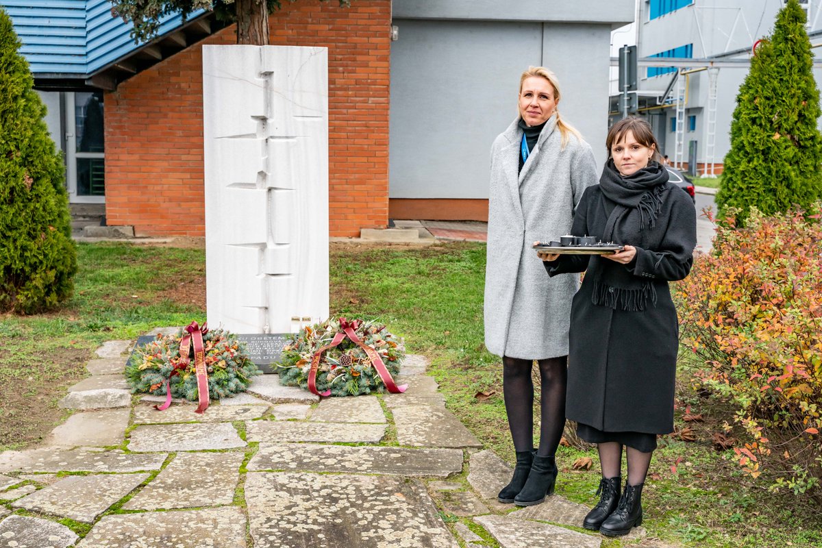 Ve čtvrtek 23. listopadu se sešlo vedení skupiny MESIT, zaměstnanci i veřejnost při příležitosti 39. výročí od pádu budovy M1, při němž vyhaslo 18 lidských životů. Děkujeme všem, kteří se s námi připojili k minutě ticha, a zapálili u pomníku obětem tragédie svíčku.🖤🕯️
