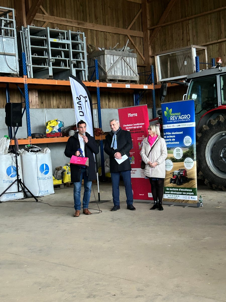 UnitechD's tweet photo. Merci à #BeauvaisRevAgro #GIMA #CETIM #AgloBeuvais #iTerra @AGCOcorp  @UniLaSalle_fr  @IsagriFrance 
pour la remise des prix du concours Rev'Agro ainsi que la présentation du robot trooper !! 
Les gagnant sont 
1. OCTOMETHA - Prix « Racine »
2. Linaireos - Prix « Jeune pousse » https://t.co/d3xSsg6b0w