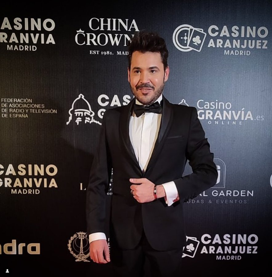 El reportero de <a href="/Telemadrid/">Telemadrid</a> <a href="/Ruben_Lagarejo/">Rubén Lagarejo</a> en los  premios Antenas de Oro de la radio y la TV de la @aprtvmadrid con traje <a href="/vertizegala/">Vertize Gala</a> #antenasdeoro #antenasdeoro2023 #photocall #redcarpet #menstyle #menswear #lookoftheday #gentelmanstyle <a href="/Ruben_Lagarejo/">Rubén Lagarejo</a>