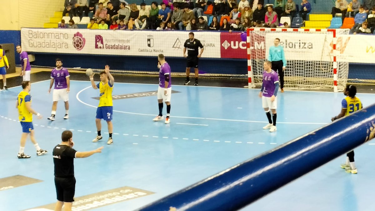 <a href="/GLSANTOST/">GrupoLogisticoSantos</a>  con el deporte 🤾‍♀️
El pasado sábado se celebró el partido entre <a href="/bmguadalajara/">Balonmano Guadalajara</a>  y <a href="/BM_Caserio/">Balonmano Caserío Ciudad Real</a>  Emocionante partido entre el 1 y 2 de su categoría, han dado un espectáculo digno de la liga en la que juegan. Enhorabuena a Ambos por el empate! 

#ImpulsoMorado #Deportes