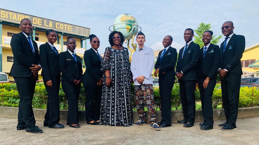 Le talentueux chef pâtissier Ilia Pouchkar a honoré la prestigieuse ecole Vatel douala  le 24/11/2023.  En plus de nourrir la passion des apprenants vatel, il a transmis sa sagesse et son expertise culinaire à nos futurs managers des services hôteliers à l’international.