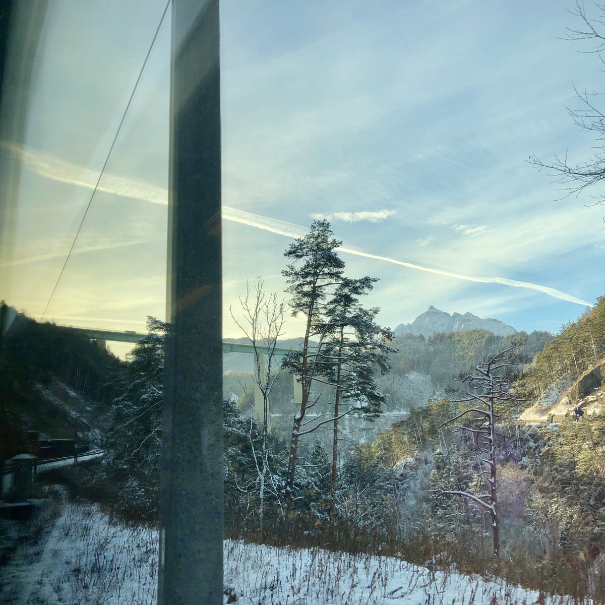 roomkes's tweet photo. 🎶 Zonder vlam in de pijp scheur ik door de Brennerpas 🎶 Op weg #naarromemetdetrein, alle aansluitingen tot nu perfect🤞, leuke gesprekken in de trein (👋 @timvdheijkant) en heen en weer 100% emissieloos! (E-bike naar station, #ovfiets in 🇳🇱) #meertreinenmindervliegen https://t.co/1wO9v1DAEU