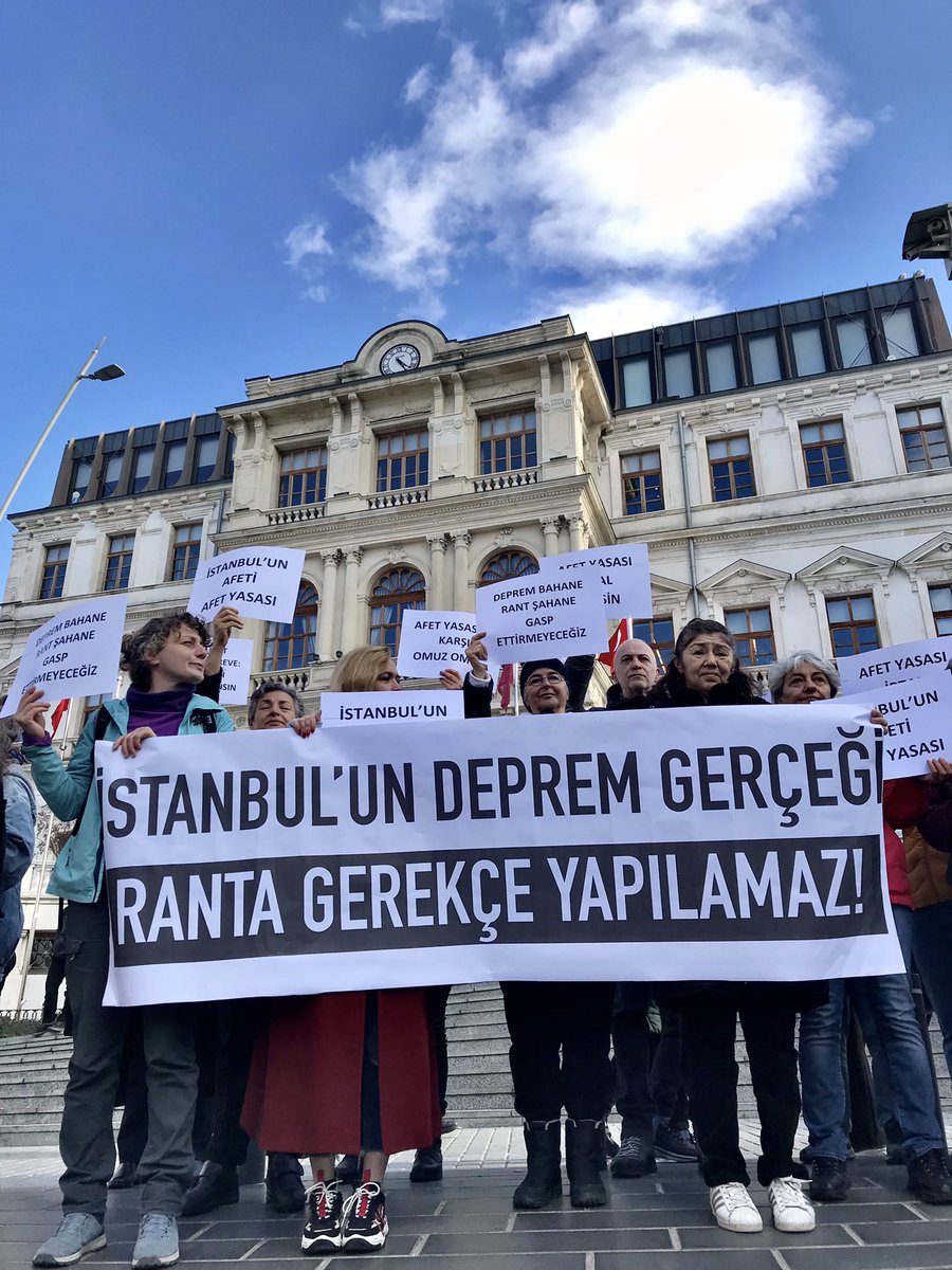 #AfetYasasıİptalEdilsin şiarıyla Beyoğlu Belediyesi’nin önündeydik.

Beyoğlu semt dernekleri temsilcileri, üyeleri, sakinleri olarak belediyeyi uyarıyoruz: Deprem gerçeğini, kâr hırsınızın mazereti yapmanıza göz yummayacağız.

#AfetYasasıİptalEdilsin